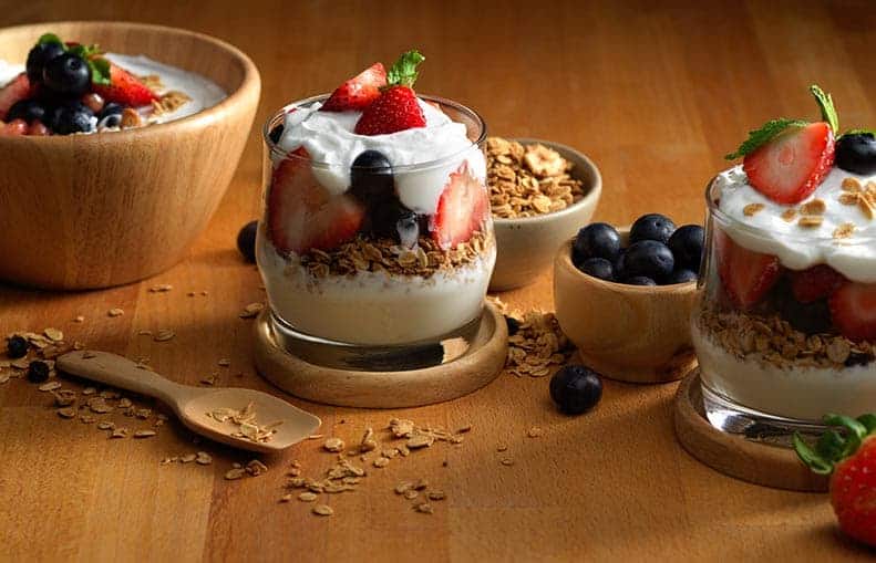 Parallelo Health - your source for health, workouts, food, supplements and more - blog - 10 Healthy Snacks That Keep You Slim - Yoghurt With Berries and Granola