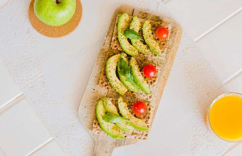Parallelo Health - your source for health, workouts, food, supplements and more - blog - 10 Healthy Snacks That Keep You Slim - avocado and tomato cracker